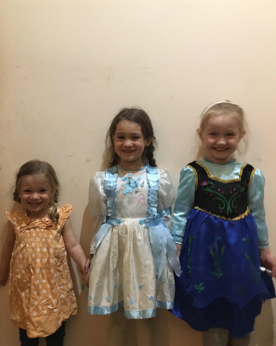 Эльза, Анна и Олаф. Снеговик и олень Свен тоже частые персонажи игр