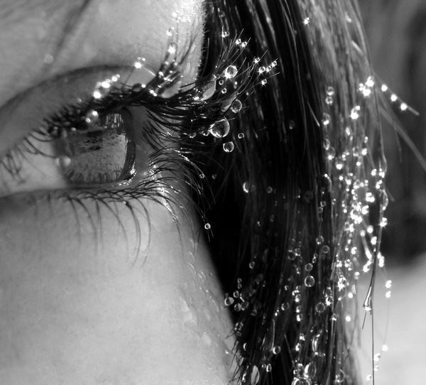 Вы когда-нибудь замечали, что красивые девушки часто "любят" прослезиться? Кажется, будто слёзы наворачиваются у них на глаза по поводу и без повода: кому-то - "птичку жалко", кто-то - от радости и "от чувств-с", ну и каждой время от времени становится просто грустно и одиноко.. В отличие от никогда не унывающих задир, сторонящихся грустной музыки, мелодрам и прочих сентиментальных вещей, а также не в пример "боевым" женщинам, которые живут по принципу: "хочешь жить - умей сражаться" и "слезами горю не поможешь", -  наши "чувствительные особы", как правило, обладают более миловидными и более женственными чертами лица. 