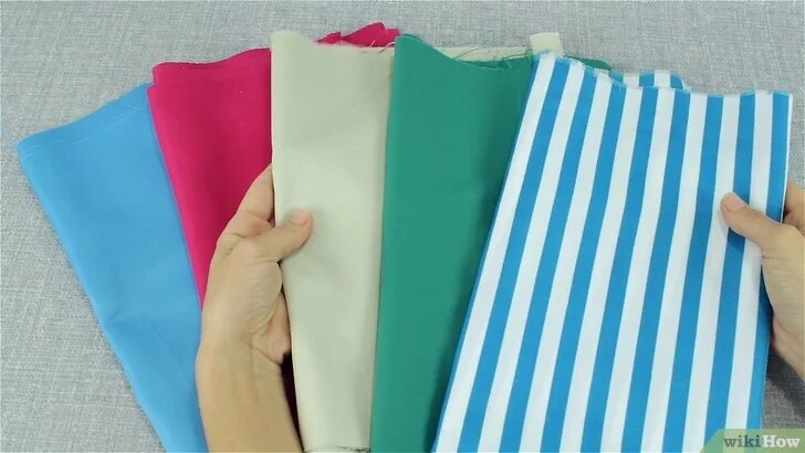 Используйте плотную ткань для изготовления обоих слоев маски. Чтобы маска была более эффективной, она должна состоять из двух слоев ткани. Лучше всего взять для внешней стороны маски более плотную ткань, а для внутреннего слоя, прилегающего к лицу, — более тонкую материю из хлопка.