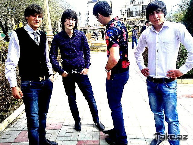 Типичные молодые кавказцы нынче одеваются в припидарённые зауженные брючки и носят длинные волосы, спасибо, что пока не хвостики и серёжки