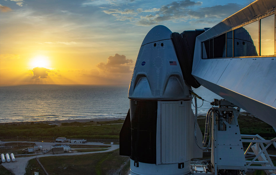 Crew Dragon на фоне восхода