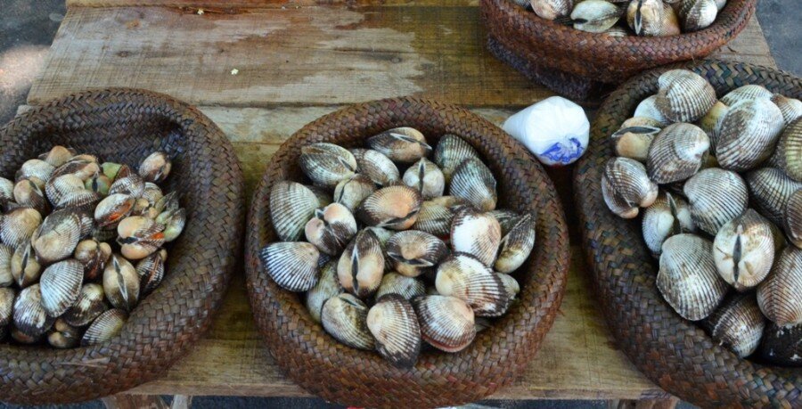 2. Ценник по размеру: 200, 300, 400 и 500 ариари за штуку.