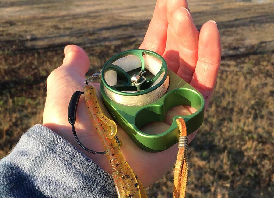 Новинка с размерами 11,75 х 8,25 х 6,35 см отличается цельнометаллической конструкцией с двумя отверстиями для пальцев, которые обеспечивают фиксацию устройства при забросе, проводке и вываживании. 