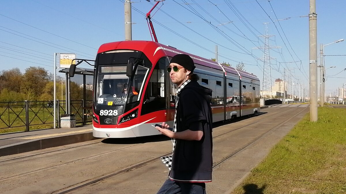 парень в кадр попал случайно, но напоминает кота Базилио ...