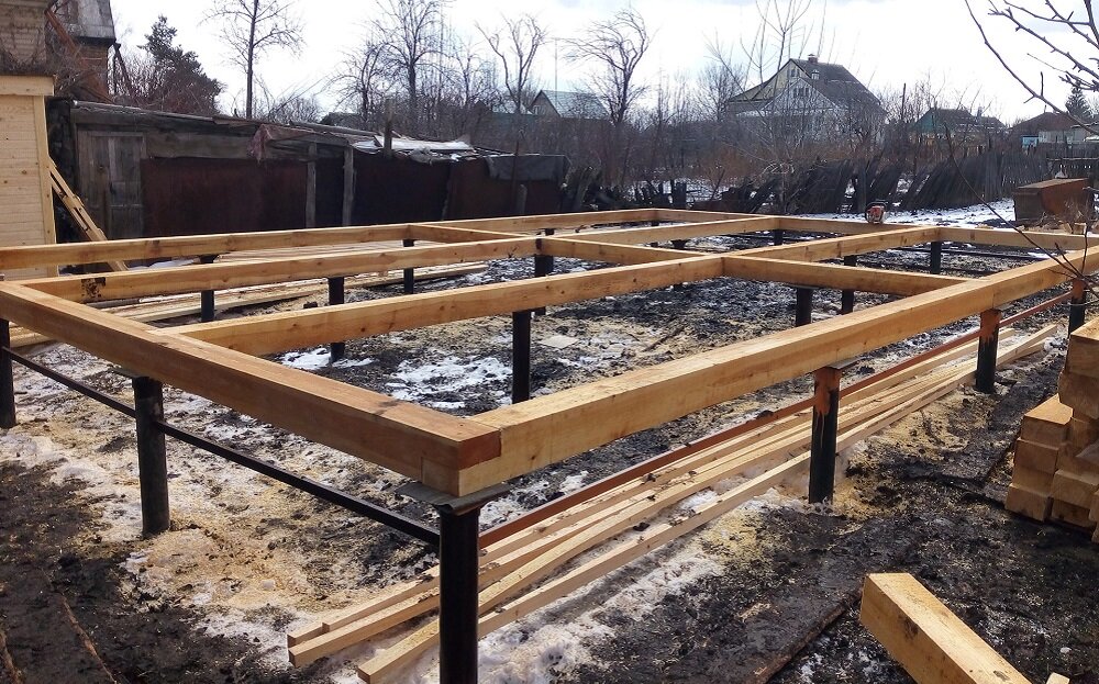 Вот так выглядит нижняя обвязка свайного фундамента