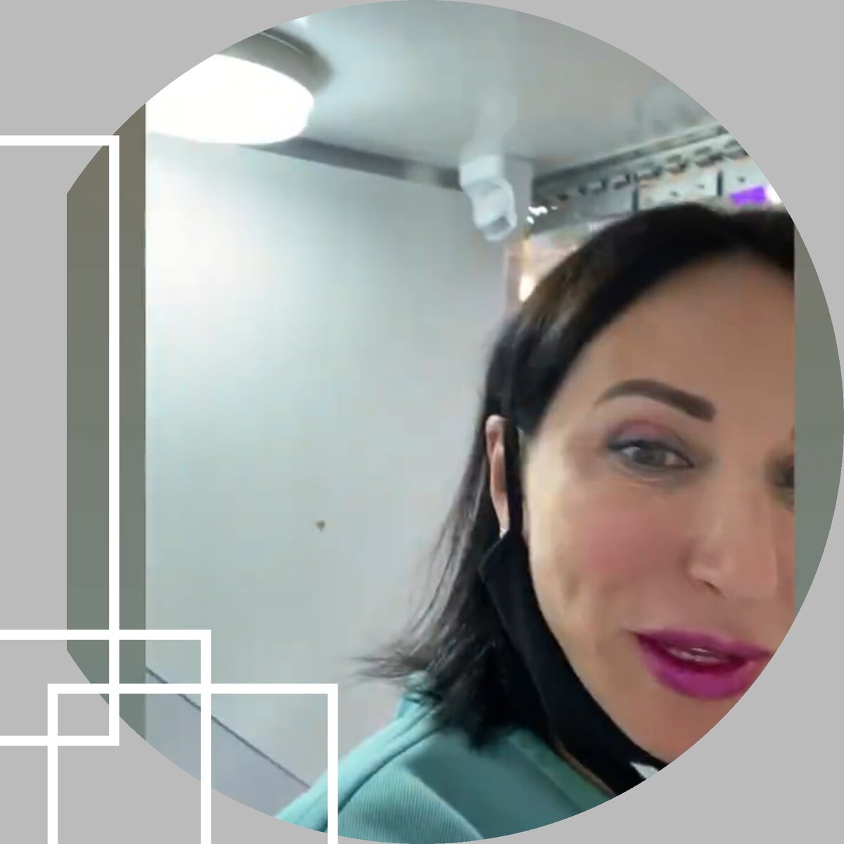 Актриса внутри кабины в момент обработки одежды