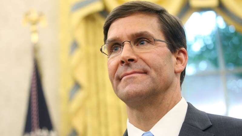 Министр обороны России Сергей Шойгу пригласил главу Пентагона Марка Эспера принять участие в параде Победы в Москве 24 июня. Об этом сообщает ТАСС со ссылкой на российское военное ведомство.  Глава Минобороны России сделал соответствующее предложение своему американскому коллеге во время телефонного разговора. 
"Генерал армии Сергей Шойгу пригласил Марка Эспера принять участие 24 июня 2020 года в военном параде на Красной площади в честь 75-й годовщины Победы", — говорится в сообщении.
В связи с пандемией коронавируса традиционный парад Победы, проходящий 9 мая, был отменен. Президент России Владимир Путин объявил о переносе торжества на 24 июня.