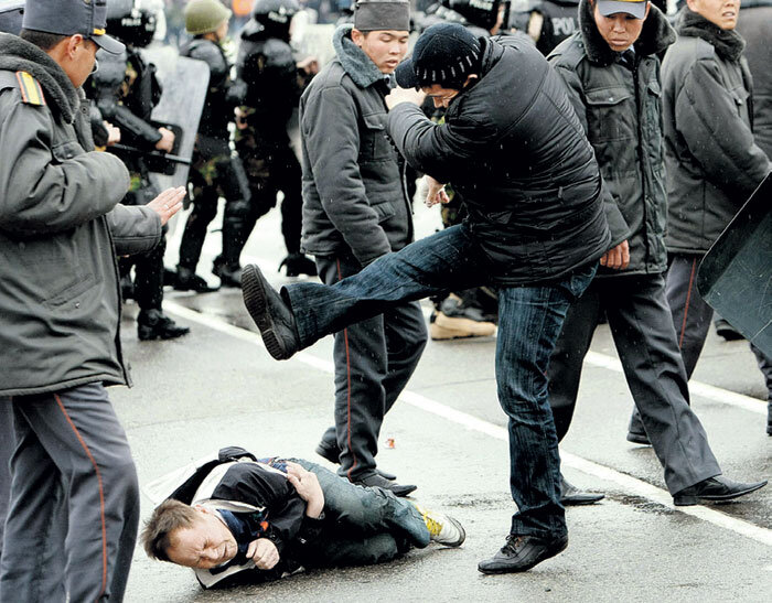 Протестующие в Средней Азии избивали людей славянской внешности. Фото: © Reuters