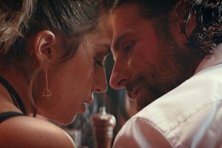 Победитель в 5 кинопремиях за лучшее музыкальное сопровождение. 7 номинаций на премию оскар,4 номинации золотого глобуса.