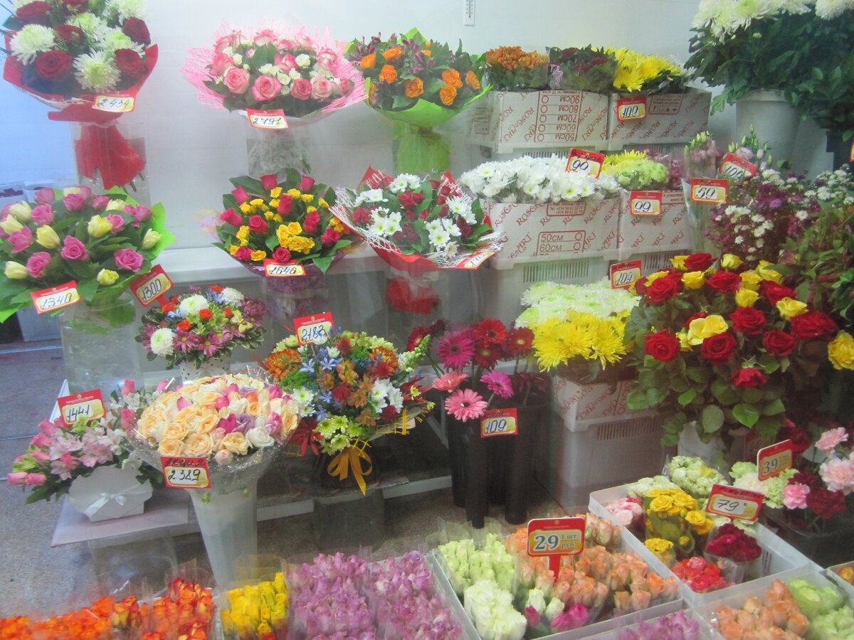 Витрина цветочного магазина (фото автора)