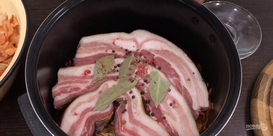 Сало выкладываю на шелуху.