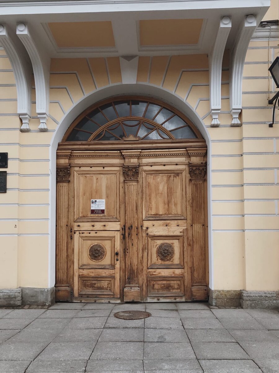 Ворота дома на Мойке, 12. Фото из личного архива автора