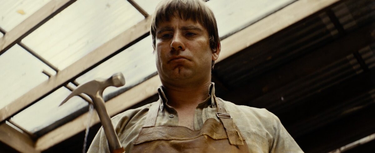 Патрик — это неуклюжая походка, стрижка «горшок», одержимость работой и полная погруженность в себя даже во время секса. 