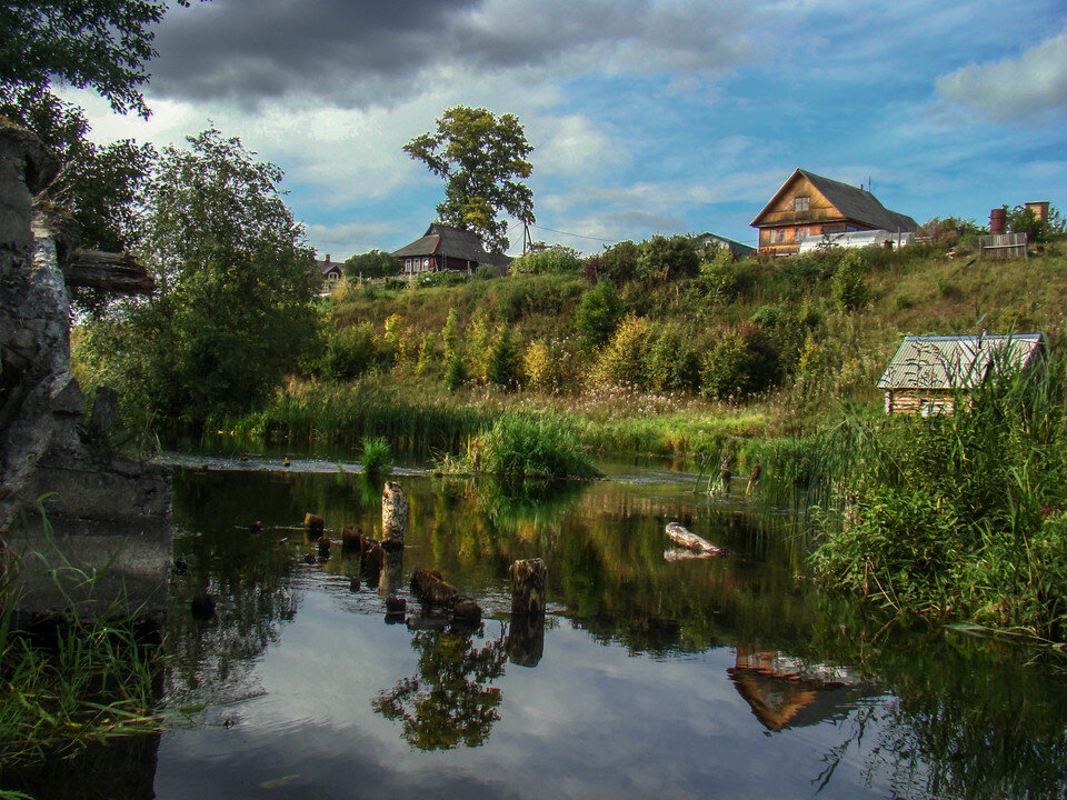 Старый дом на берегу