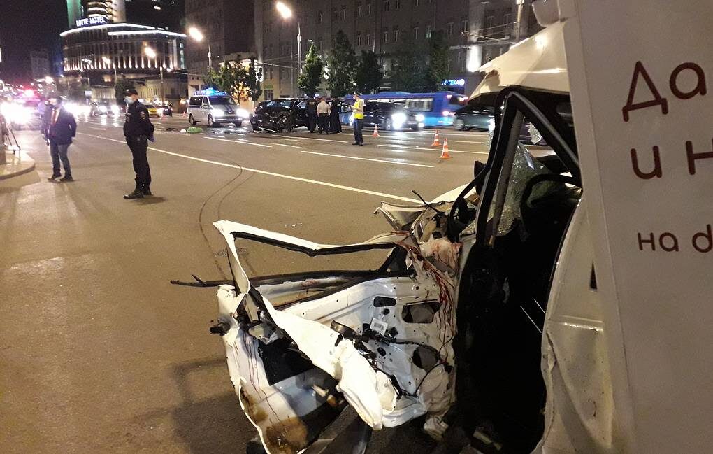 Актёр Михаил Ефремов принёс извинения семье погибшего курьера Сергея Захарова. И сейчас многие ждут, что будет дальше, каким будет наказание для Ефремова, будет ли кара суровой или же актёр отделается легким наказанием. Все же российская судебная система из года в год, я бы даже сказал, что изо дня в день показывает всем, что все то, что написано в законах очень часто не имеет никакого отношения к реальной жизни и никакого равенства на деле нет. За одно и тоже преступление одного человека могут отпустить, а другому назначить реальный срок. Все зависит от статуса человека. Это есть, и от этого никуда не деться, и отрицать такое положение дел в нашей стране глупо. Правда иногда наше государство любит устраивать показательные процессы, как это было в деле с футболистами Мамаевым и Кокориным. Все же понимают, что это чисто показательный процесс, попытка показать обществу, что наказание настигнет каждого. Но сейчас немного о другом. Это дородное происшествие одно из тысяч, которое происходит в нашей стране по вине водителей, которые садятся пьяными за руль. Проблема намного глубже, чем частный случай с актёром. Накажут ли актёра или нет, не поменяет картины происходящего. А менять нужно.
