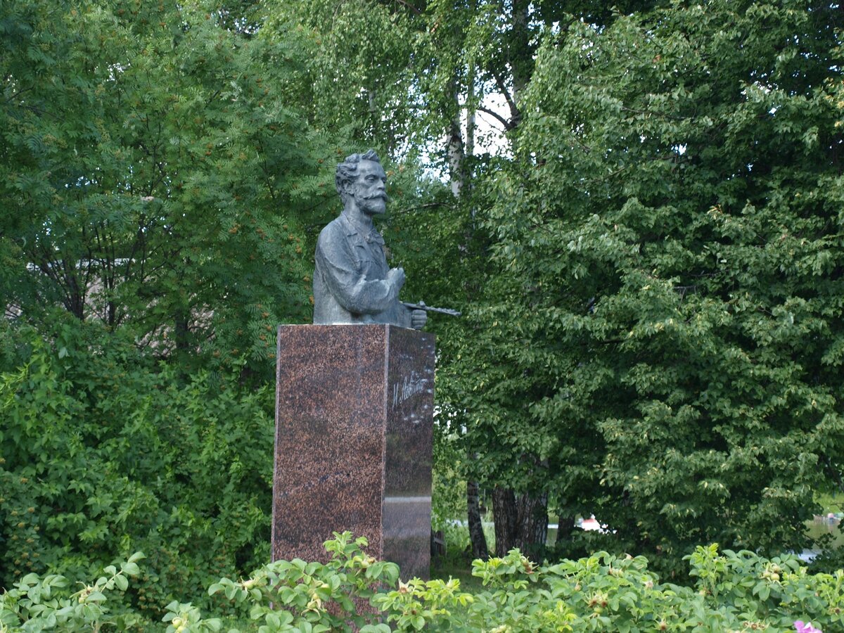 Памятник Левитану в Плесе