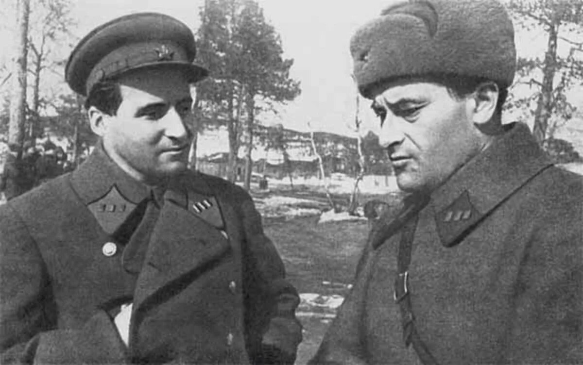 Катаев (справа) в качестве военного корреспондента на Великой Отечественной Войне. Источник: яндекс картинки