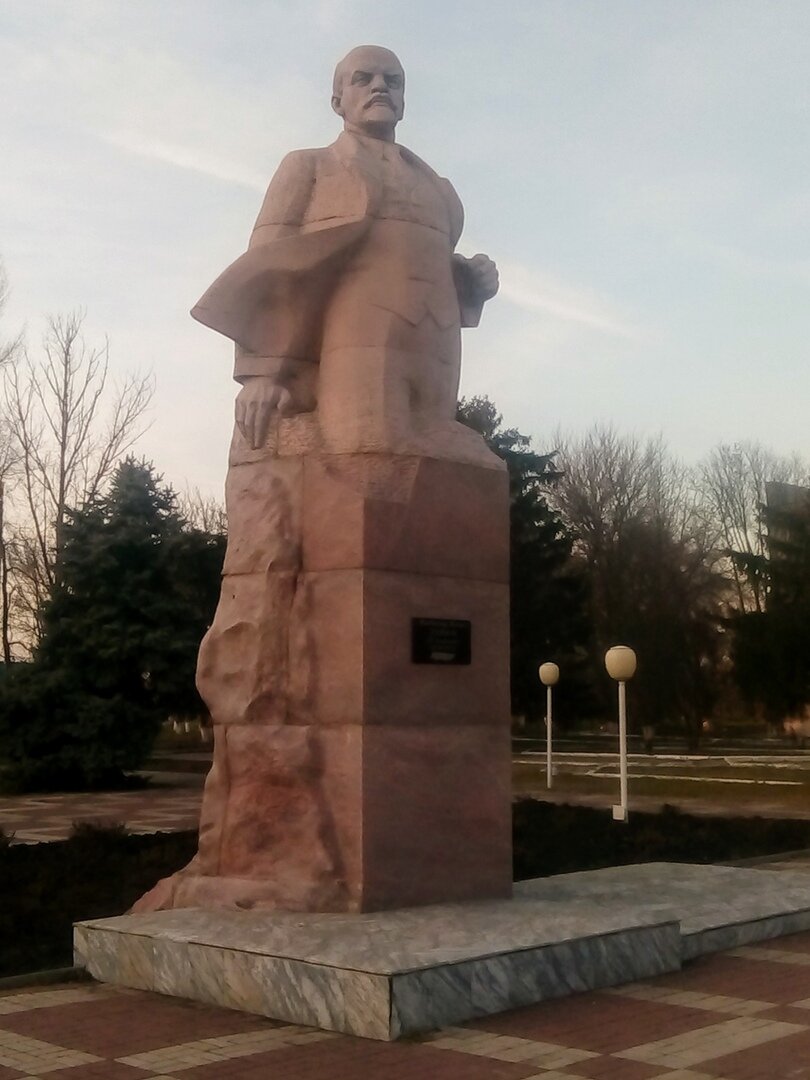 Памятник Ленину в Песчанокопском. Песчанокопское памятники. Памятники в Песчанокопском. Памятник Ленину в Нижнегорске.