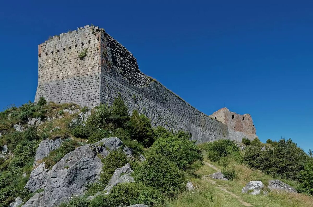 Монсегюр замок фото Церковь Марии Магдалины Былина. Автор комиссар Катар. https://k-katar.ru/ Дзен