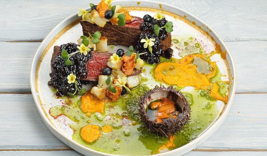  Северный олень с мурманским гребешком, икрой морского ежа, луковым мармеладом и маслом из щавеля и черемши