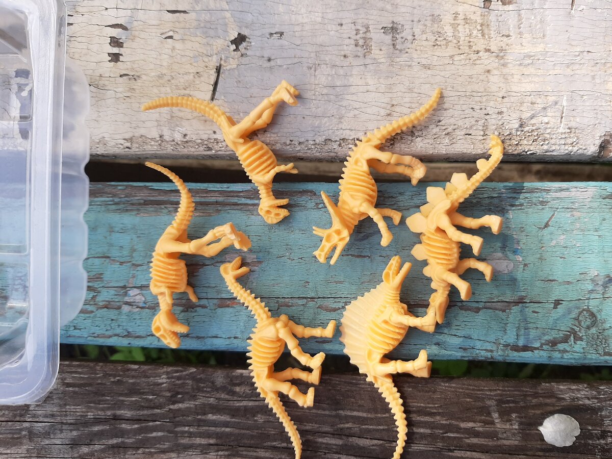 Вот таких динозавриков нам прислали, за 200 рублей просто отлично. 
