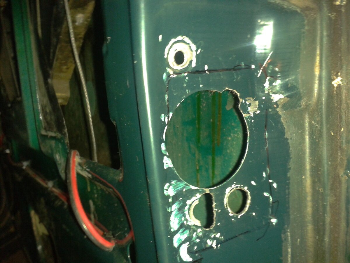 Так как у двери металл слишком тонкий делал пластинки из алюминия и крепил на болты между механизмом замка и бесшумкой.