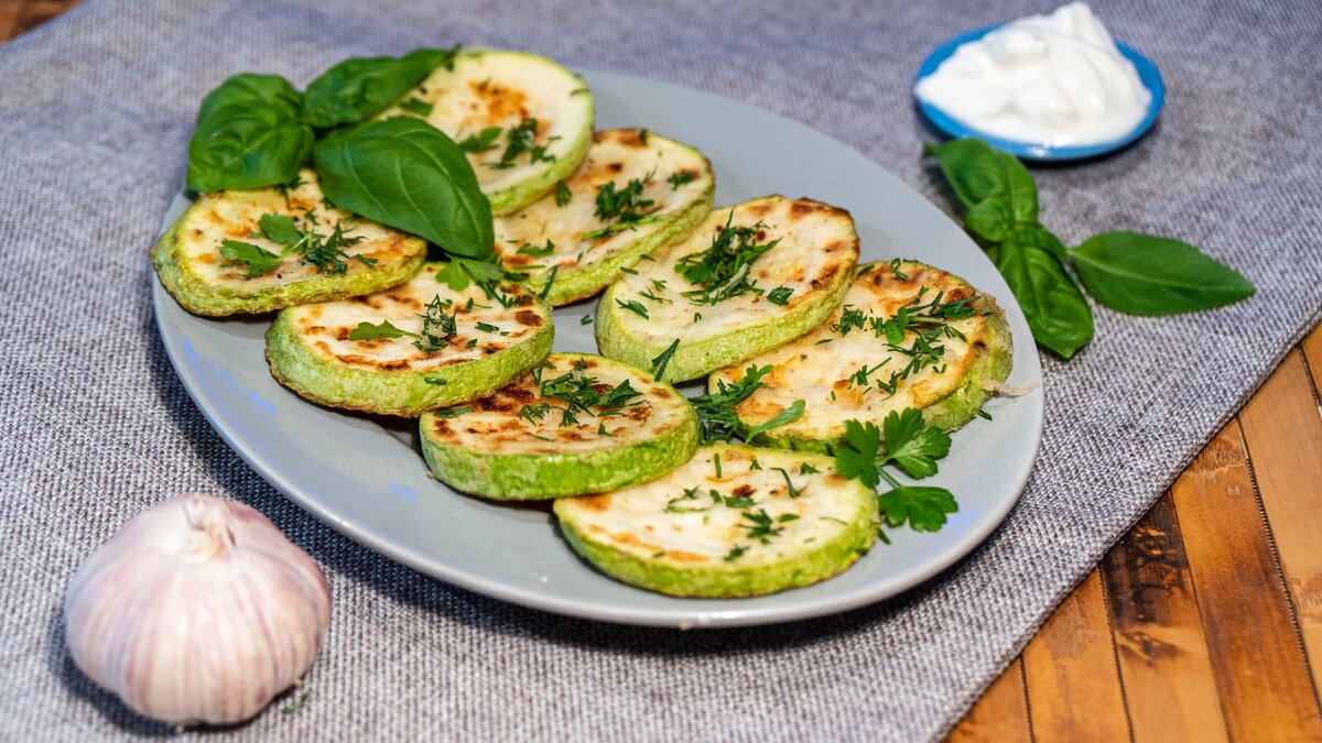 Рецепт пожарить кабачки с чесноком. Жареные кабачки. Кабачки с чесноком. Жареные кабачки с чесноком. Кабачок жареный кружочками с чесноком и сыром.