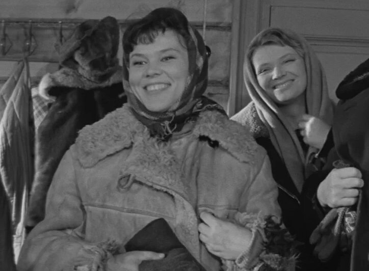 Разумеется, Катя не сразу воспылала к ретивой поварихе особой дамской неприязнью... Кадр из фильма «Девчата» (1961). Скриншот. Источник - YouTube.