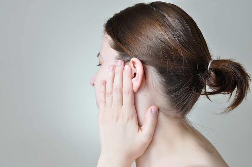    Ощущение заложенности уха – не самое приятное: нарушается слух, возникают болевые ощущения. Отчего это происходит? Меры для избавления от заложенности уха напрямую зависят от причины, ее вызвавшей.