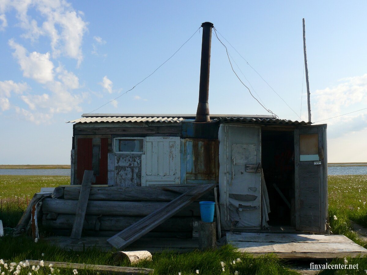 Охотничий балок в дельте реки Яна.