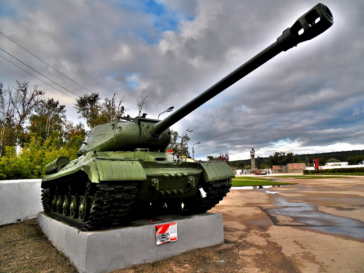 Танк ИС-2 (https://commons.wikimedia.org/wiki/File:%D0%A2%D1%8F%D0%B6%D0%B5%D0%BB%D1%8B%D0%B9_%D1%82%D0%B0%D0%BD%D0%BA_%D0%98%D0%A1-2_%D0%A8%D0%B0%D1%82%D0%BA%D0%B8.jpg)