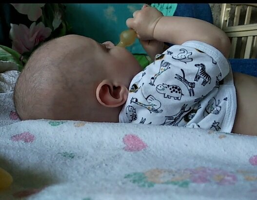 Сыну 4 месяца, и он уже играет с соской...