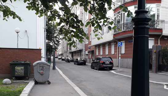 Мусорные баки на "Золотой миле" стоят прямо на тротуаре распространяя благоухание.