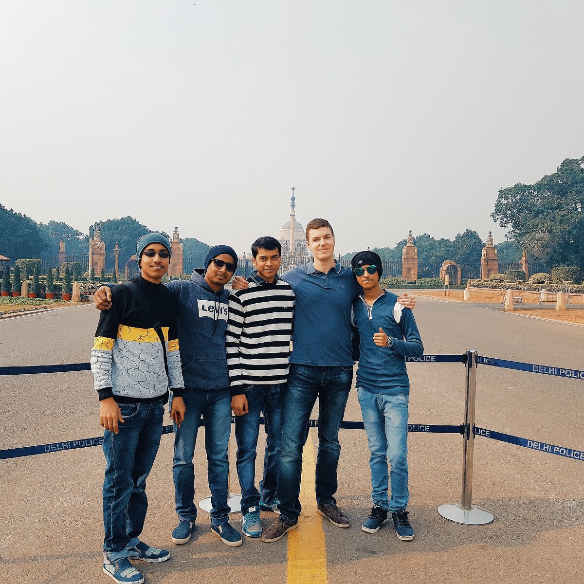 С любопытными индусами у президентского дворца в Дели