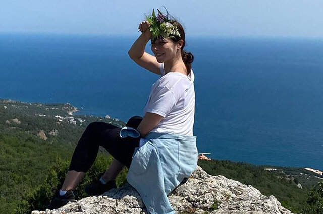 И небо поделилось с океаном синевой. Две синевы у горизонта скрещены, 
— процитировала она стихи Владимира Высоцкого из песни "Гимн морю и горам".

И хотя она не поставила геолокацию и не написала, куда отправилась отдыхать, ее поклонники быстро вычислили это место. Как оказалось, отдыхает актриса в Крыму, а эти снимки были сделаны, по мнению подписчиков звезды, на горе Ильяс-Кая.
