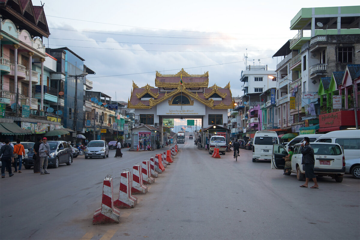 Пограничный переход на границе Мьянмы и Таиланда. Вид со стороны Мьянмы