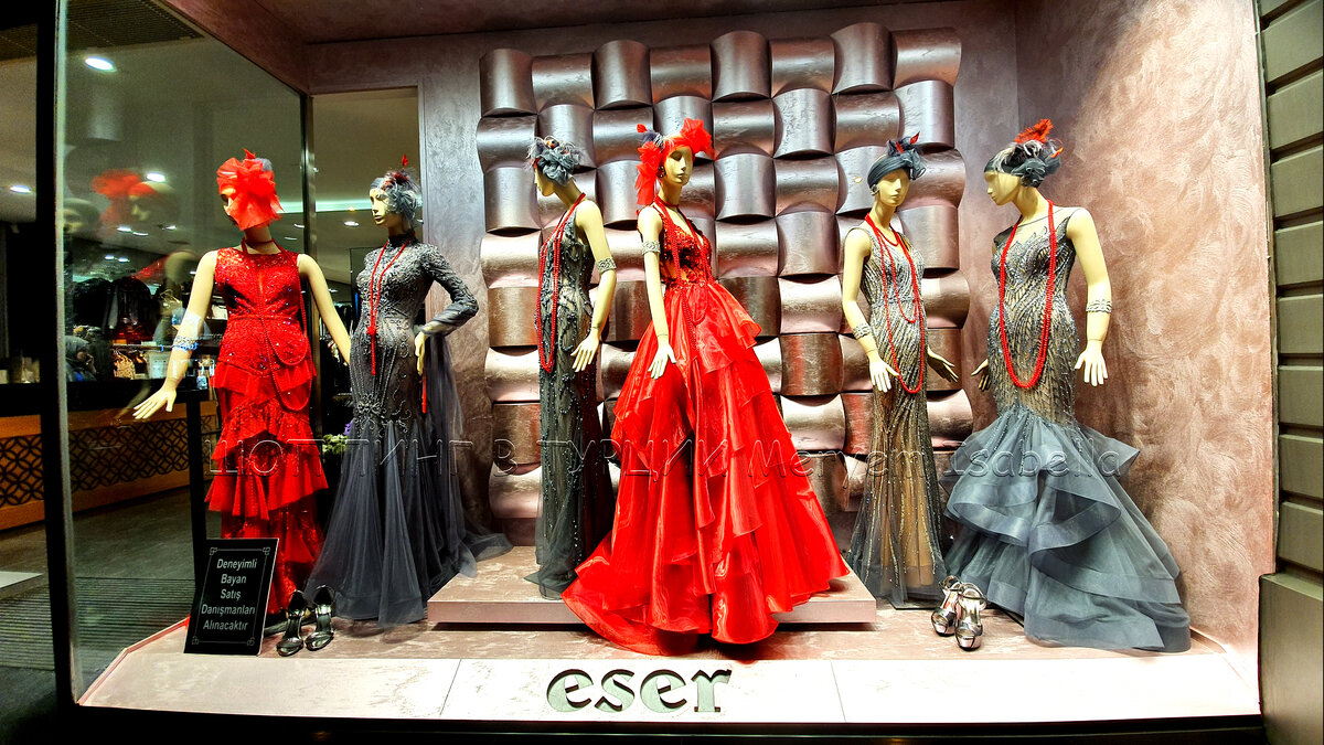 Симпатичная витрина. Наверное, оформитель недавно смотрел фильм Великий Гетсби. Надо сказать, что впечатлили меня эти платья, даже фаворита сложно выбрать.