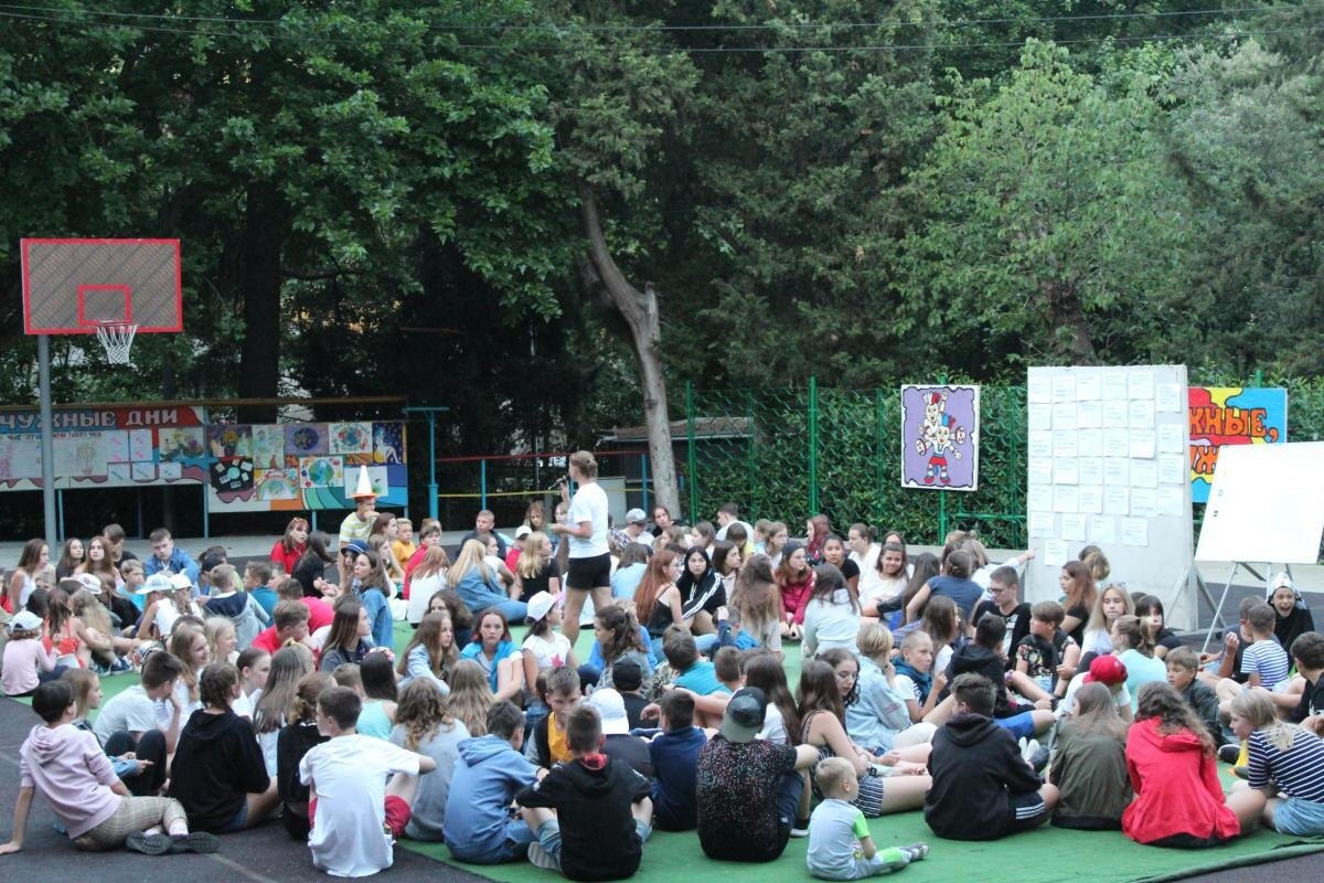 Разделили детей на 4 большие команды. Ребята выбрали капитанов и назвали свои команды. 