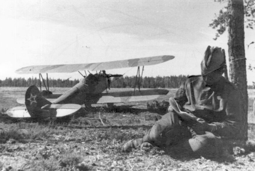 Самолет У-2. Фотоснимок сделан в 1943, но очень подходит для статьи (с сайта: http://ava.org.ru/sap/915.htm).