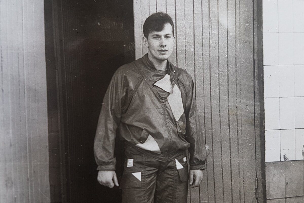 1986 год. Сержант Советской армии Евгений Дьячков. По "гражданке". К походу на вечеринку, в ленинградскую дискотеку "Невские звезды", готов! Модный. Штанцы прикуплены у фарцовщиков на Гостинке.  Стильную куртку прислала моя матушка. Она сшила ее сама, по выкройкам из немецкого журнала мод "Бурда". 