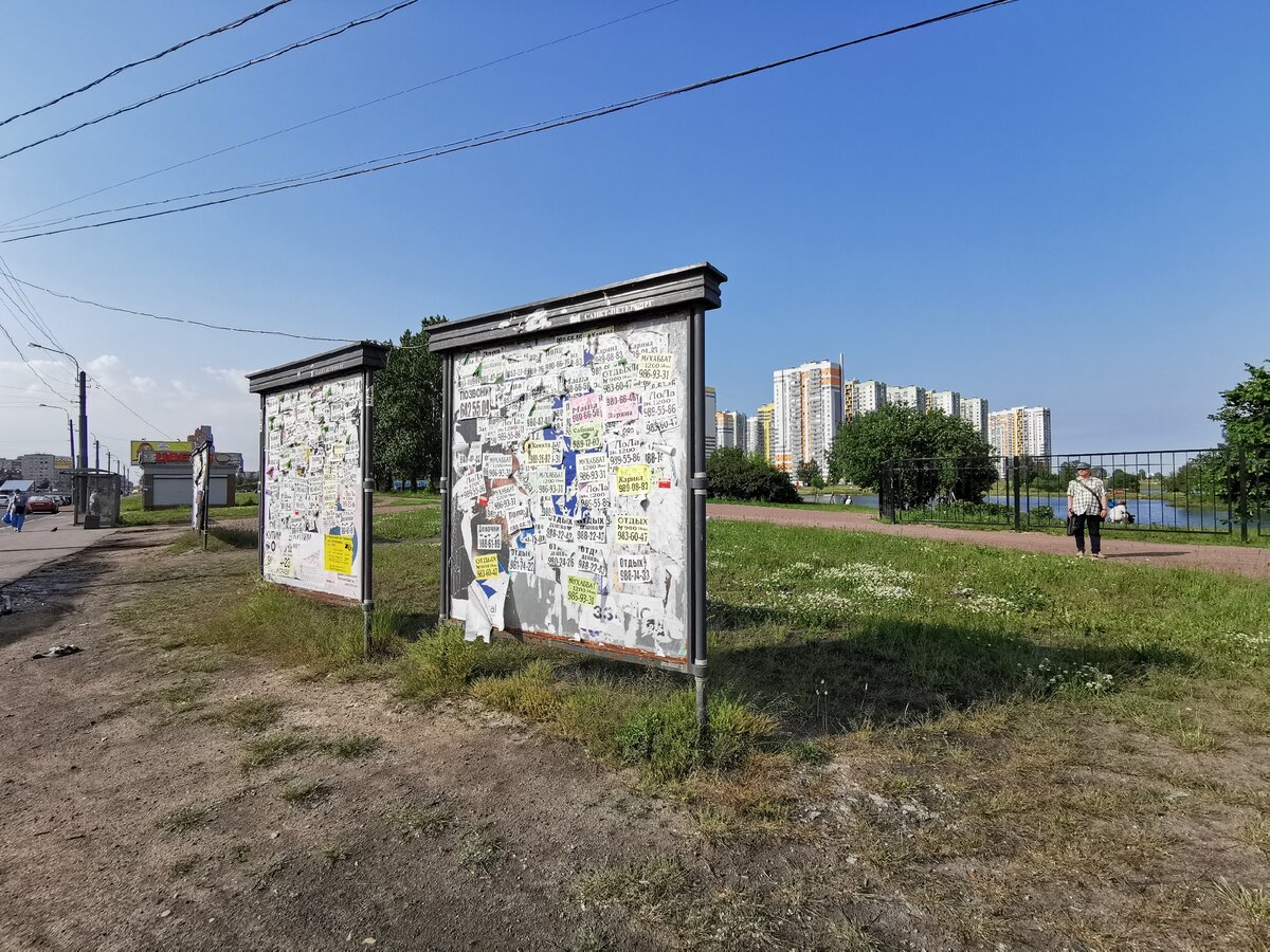 Если идти со стороны перекрёстка улиц Димитрова и Бухарестской, то нас встретит доска неуместных объявлений. Рыночек, как видно, "порешал".