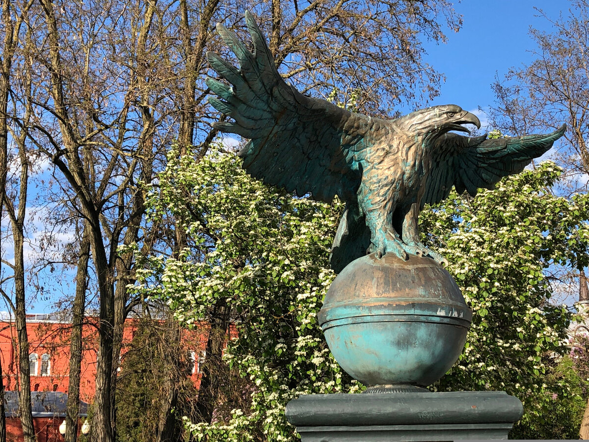 Орлы в Орле повсюду. Этот охраняет мост, который жители до сих пор называют Александровским, несмотря на то что его переименовали в Ленинский ещё в 1919 году