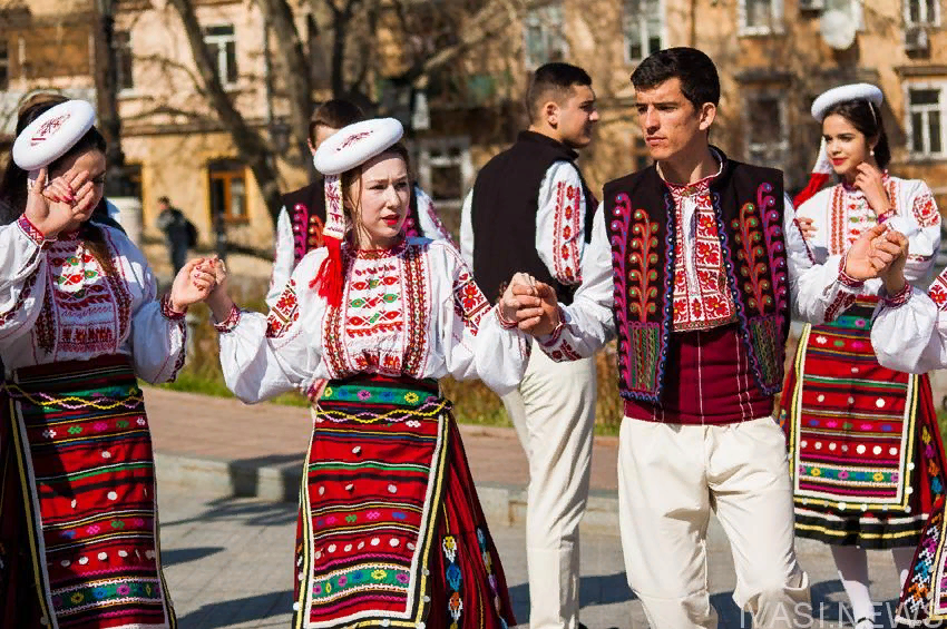 Русский язык в болгарии. Болгары помаки. Казанлык Болгария. Национальный костюм Болгар. Болгария люди.