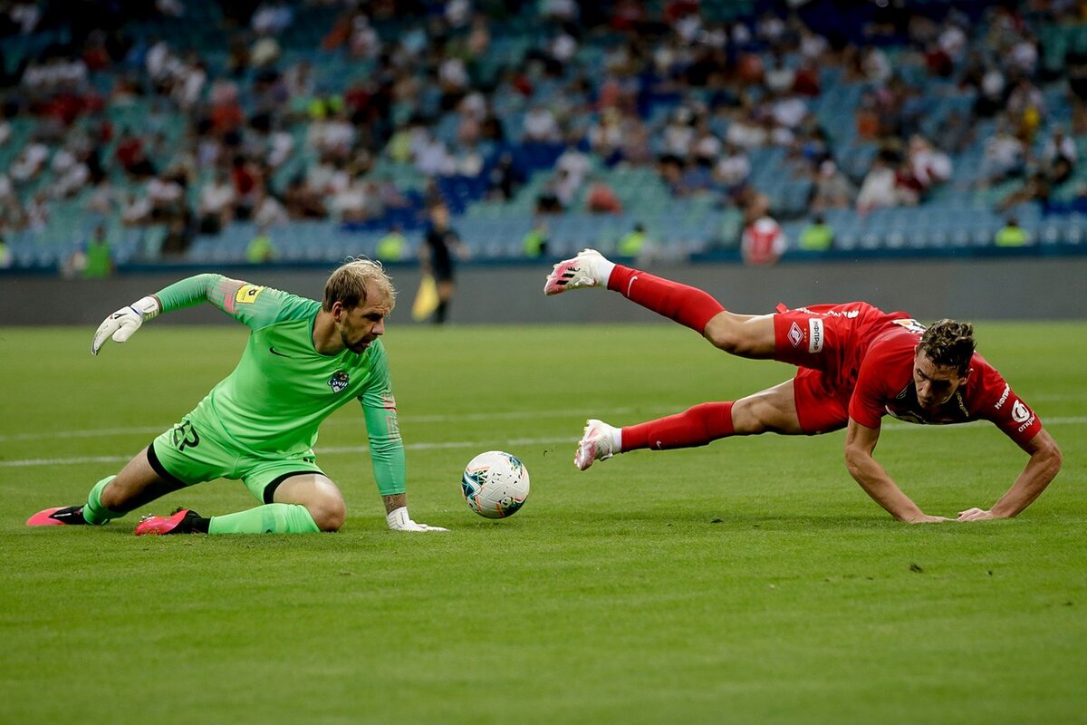 Момент, который мог перевернут исход встречи. Заболотный фолит на Понсе в штрафной. Судья молчит и не смотрит ВАР. Фото официального сайта ФК Спартак Москва.