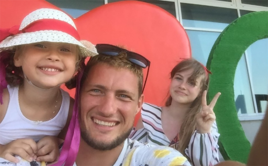 Александр Задойнов с дочками