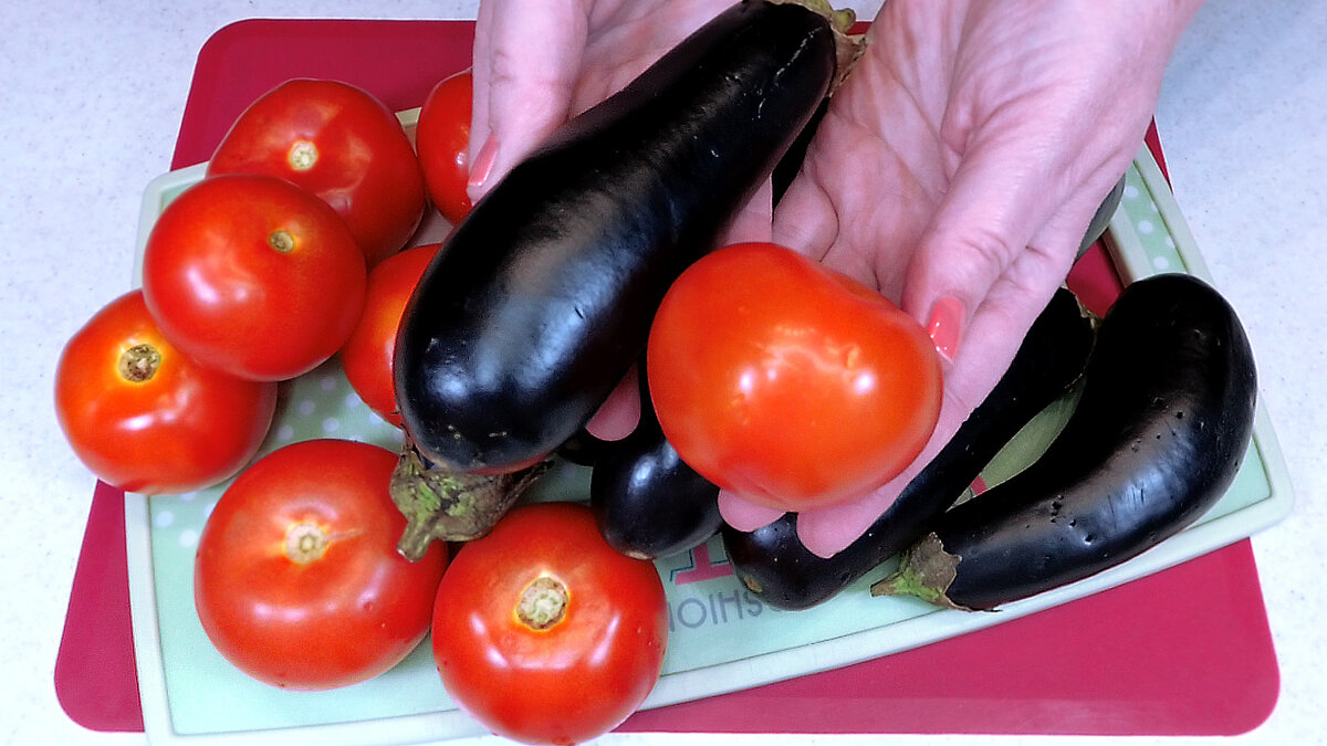 Баклажаны сорт буржуй. Баклажанные помидоры. Баклажаны в томатном соке. Баклажанные помидоры. Баклажаны в томате.