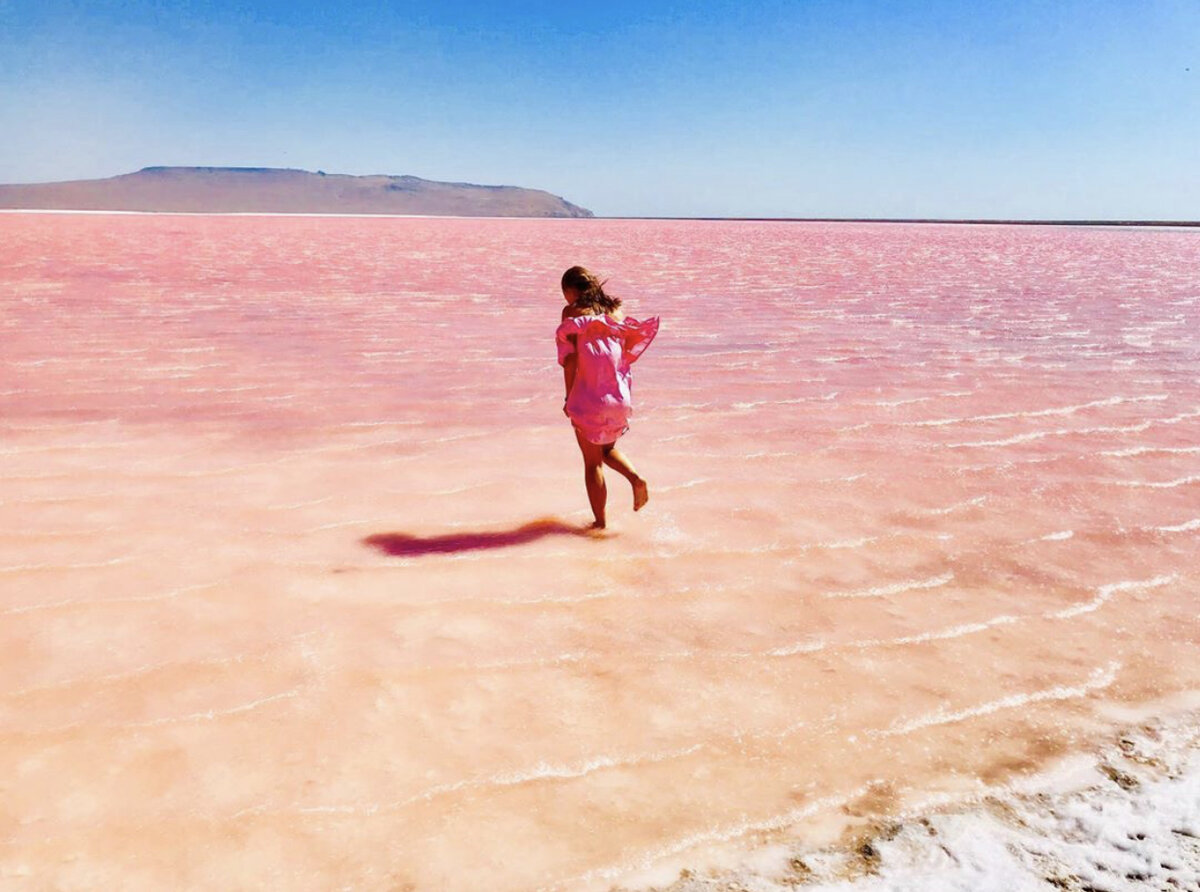 Розовое озеро в Крыму