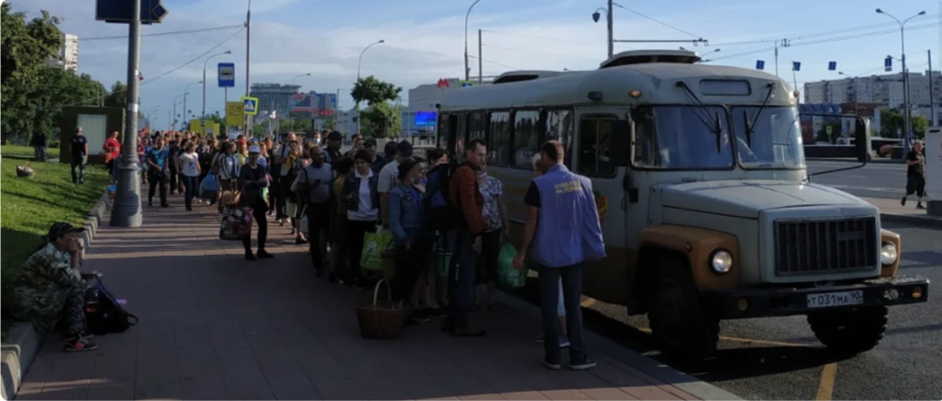 Вот она удивительно популярная очередь на автобус в Совхоз имени Ленина