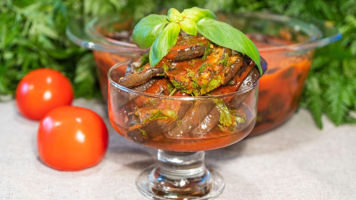 Эта закуска вкусна в горячем и в холодном виде – тонкие жареные баклажаны в популярном томатном соусе!