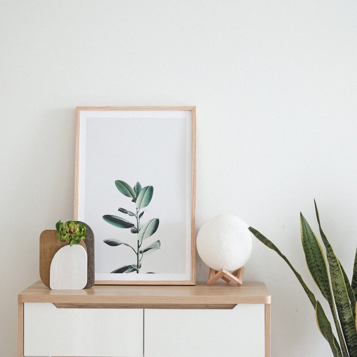 Белые стены